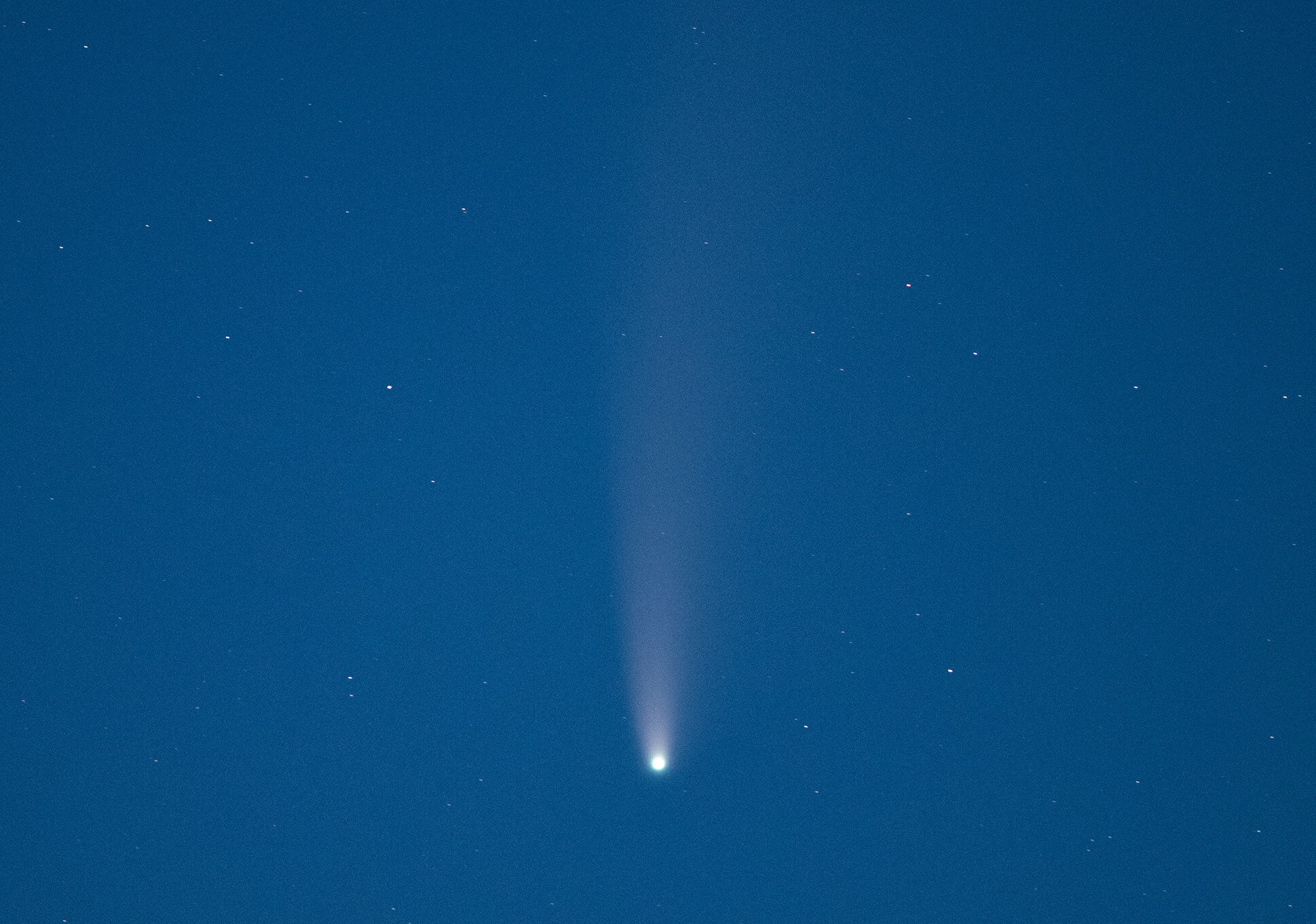 Komet NEOWISE close-up, Sjls